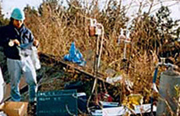 大気を採取し環境基準項目について測定を行う。