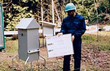 ハイボリウムサンプラーにより気体を捕集し悪臭の調査を行う。