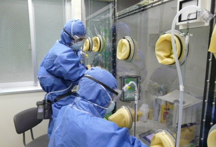 機器周辺空気のフィルターサンプリングによる飛散状況の他、個人暴露評価として作業者への個人サンプラー取り付けを行います。また、ふき取り（スワブ）試験によりアイソレーター等に付着した対象物質の測定を行います。