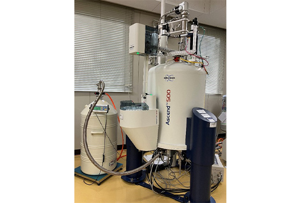 核磁気共鳴分析装置の写真